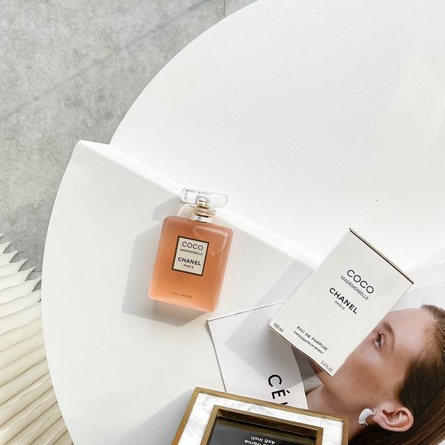 原单品质香奈儿 年新品香水 Chanel 香奈儿 年香水新品磨砂可可小姐清新之水coco Ml前调：橘子中调：苿莉，玫瑰尾调：白麝香清新之水亲密时刻可可小姐香水