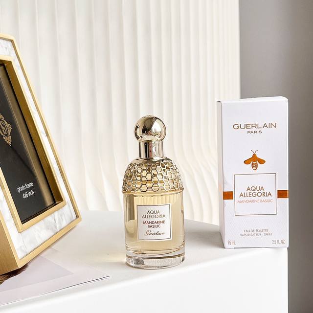 原单品质娇兰 柑橘罗勒 白衬衫 橘子 甜甜橘子的味道而是一种干净 清爽 清新的橘子味 有绿感一开始是清爽感 然后带点橘子甜又回归平静 最后无牵无挂地消散在风中-