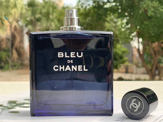 原单品质香奈儿蔚蓝男士香水陈伟霆同款 规格： Ml 香奈儿蔚蓝男士淡香水，主打木质香调，是公认的香奈儿男香 入门经典款。 少年汉尼拔 加斯帕德为其代言，柑橘、薄