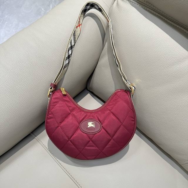Top-quality genuine leather, this new Burberry Horseshoe crossbody bag draws ins