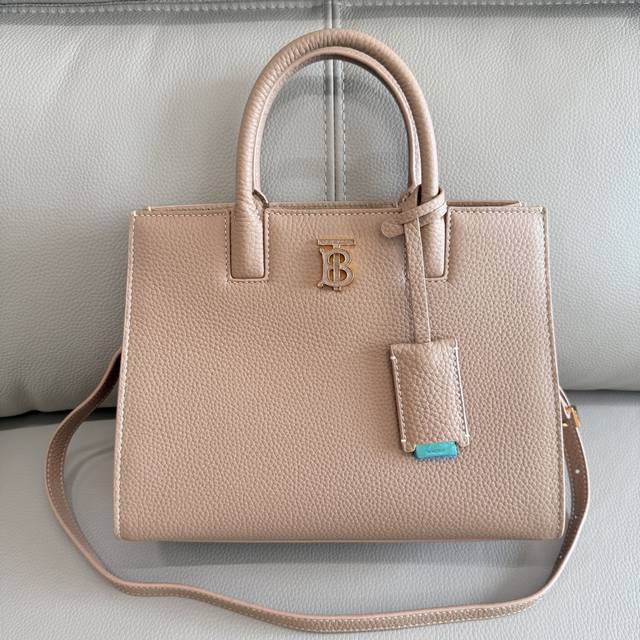Top-quality original leather, this is the latest structured Thomas Burberry tote