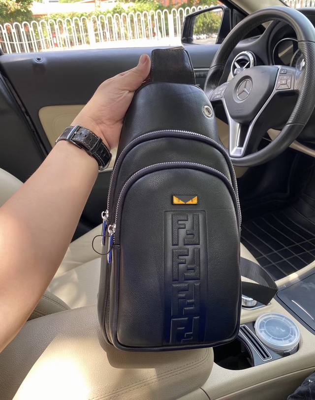 Fendi 芬迪醉爆款 推荐 做工细节可无挑剔！ 针工脚整细致，全手工边折完美呈现！皮料、五金！私定家制！不是市场一般，请仔细甄别！要做就好做的、对的[偷笑]型