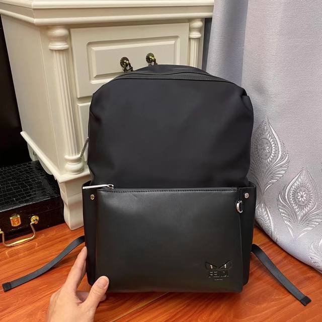 双肩包。型号:33249-1专柜新款布配皮书包出货芬迪小怪兽背包升级版原单品质 每一个细节跟足专柜双肩包尼龙拼接黑色皮革背包嵌入bag Bugs眼睛图案造型正面 双肩包。型号:33249-1专柜新款布配皮书包出货芬迪小怪兽背包升级版原单品质 每一个细节跟足专柜双肩包尼龙拼接黑色皮革背包嵌入bag Bugs眼睛图案造型正面