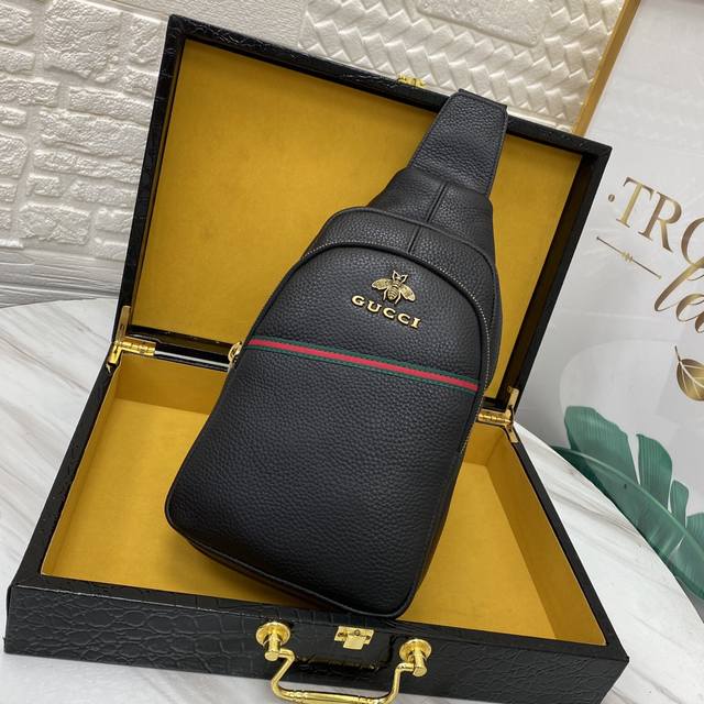 Gucci - The latest men's chest bag from Gucci is made of imported calfskin leath
