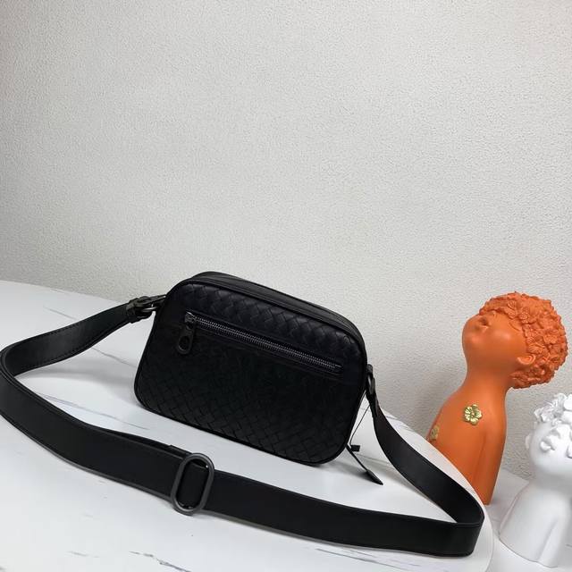 Bv最新款斜挎包一直着重品质与技艺结合的葆蝶家采用最优质的皮革配合臻致完美的手工技术为旗下皮革精品赢得品质超卓的赞誉型号:6684#,颜色:黑色,尺寸22 15 Bv最新款斜挎包一直着重品质与技艺结合的葆蝶家采用最优质的皮革配合臻致完美的手工技术为旗下皮革精品赢得品质超卓的赞誉型号:6684#,颜色:黑色,尺寸22 15