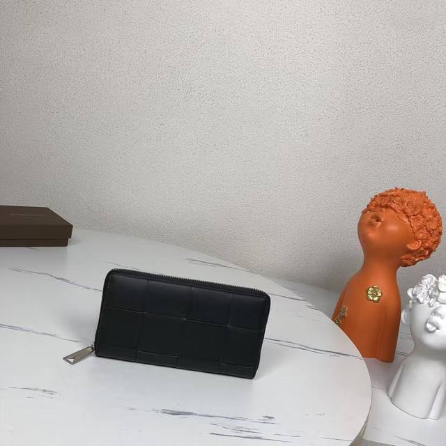 Bv葆蝶家钱包采用进口打蜡牛皮纯手工编织皮质越用越柔软光滑细腻款号:1620#,颜色:黑色,规格:19 10 2Cm。 Bv葆蝶家钱包采用进口打蜡牛皮纯手工编织皮质越用越柔软光滑细腻款号:1620#,颜色:黑色,规格:19 10 2Cm。