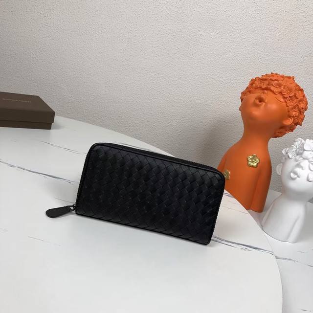 Bv葆蝶家 采用进口打蜡牛皮纯手工编织 皮质越用越柔软 光滑细腻 款号:1256#,颜色:黑色,规格:19 10 2Cm。 Bv葆蝶家 采用进口打蜡牛皮纯手工编织 皮质越用越柔软 光滑细腻 款号:1256#,颜色:黑色,规格:19 10 2Cm。