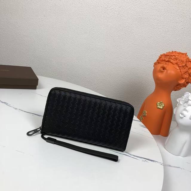 Bv葆蝶家 采用进口打蜡牛皮纯手工编织 皮质越用越柔软 光滑细腻 款号:1008#,颜色:黑色,规格:21-11-2Cm。 Bv葆蝶家 采用进口打蜡牛皮纯手工编织 皮质越用越柔软 光滑细腻 款号:1008#,颜色:黑色,规格:21-11-2Cm。
