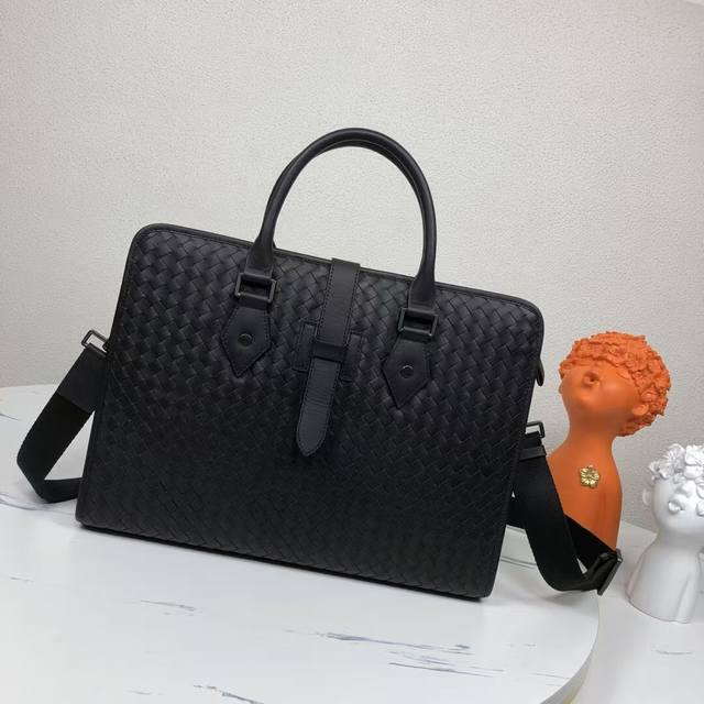 Bottega Venet 男士顶级定制公文包无logo一样为世人皆知秉承着传统手工制作采用全皮包边打蜡进口牛皮无缝编织 枪色电泳配件 低调实用 皮质越用越油亮 Bottega Venet 男士顶级定制公文包无logo一样为世人皆知秉承着传统手工制作采用全皮包边打蜡进口牛皮无缝编织 枪色电泳配件 低调实用 皮质越用越油亮