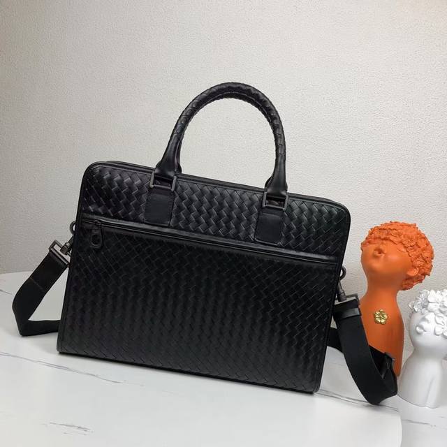 Bottega Venet 男士顶级定制公文包无logo一样为世人皆知秉承着传统手工制作采用全皮包边打蜡进口牛皮无缝编织 枪色电泳配件 低调实用 皮质越用越油亮 Bottega Venet 男士顶级定制公文包无logo一样为世人皆知秉承着传统手工制作采用全皮包边打蜡进口牛皮无缝编织 枪色电泳配件 低调实用 皮质越用越油亮