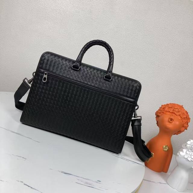 Bottega Venet 男士顶级定制公文包无logo一样为世人皆知秉承着传统手工制作采用全皮包边打蜡进口牛皮无缝编织 枪色电泳配件 低调实用 皮质越用越油亮 Bottega Venet 男士顶级定制公文包无logo一样为世人皆知秉承着传统手工制作采用全皮包边打蜡进口牛皮无缝编织 枪色电泳配件 低调实用 皮质越用越油亮