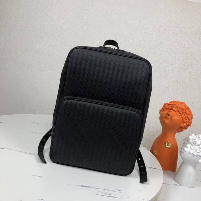 Bottegavenet意大利奢侈大品牌,男士打蜡牛皮编织双肩背包,经典实用包型,容量感人,出差旅行也是非常适合的,品质做工精致,包的关泽度好,这个款式最让人惊 Bottegavenet意大利奢侈大品牌,男士打蜡牛皮编织双肩背包,经典实用包型,容量感人,出差旅行也是非常适合的,品质做工精致,包的关泽度好,这个款式最让人惊