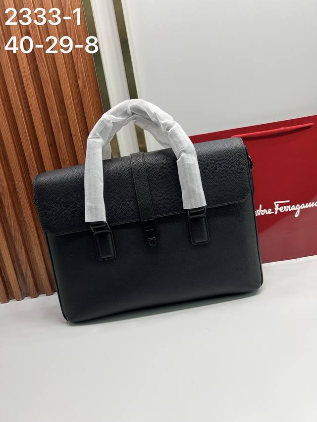 Ferragamo 2333-1 菲拉格慕专柜流行款，高端大气，时尚有品味，最新顶级专用头层牛皮，手感好厚度足，有内格，超级实用，五金配件，绝对上品尺寸：40-