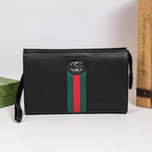 A hot Gucci handbag has arrived! This exquisite clutch is crafted from recycled