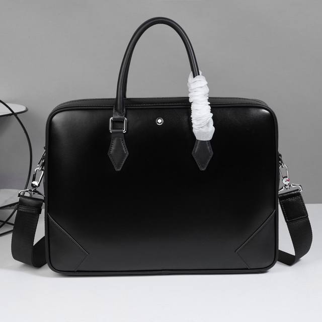 , is crafted from recycled polyester and cotton yarn , featuring a s
