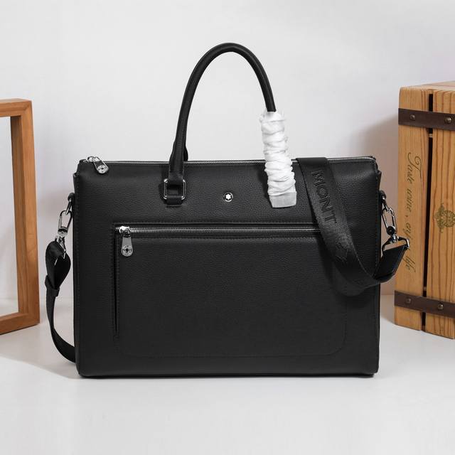 , is crafted from recycled polyester and cotton yarn, featuring a si