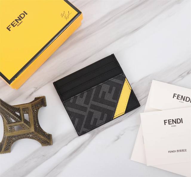 原单芯片版 。品牌: Fendi 芬迪款式: pvc黄卡包货号: 568颜色: 黑色材质: 头层进口纳帕牛皮+双字母pvc尺寸: 10.59Fendi短夹卡包 原单芯片版 。品牌: Fendi 芬迪款式: pvc黄卡包货号: 568颜色: 黑色材质: 头层进口纳帕牛皮+双字母pvc尺寸: 10.59Fendi短夹卡包