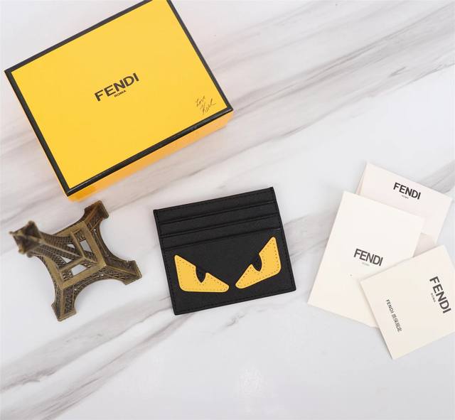 原单芯片版 。品牌: Fendi 芬迪款式: 十字纹全黑卡包货号: 568颜色: 黑色材质: 头层进口十字纹牛皮尺寸: 10.59Fendi短夹卡包 简介:春夏 原单芯片版 。品牌: Fendi 芬迪款式: 十字纹全黑卡包货号: 568颜色: 黑色材质: 头层进口十字纹牛皮尺寸: 10.59Fendi短夹卡包 简介:春夏