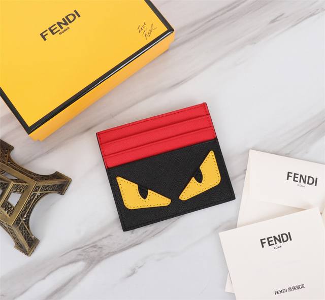 原单芯片版 。品牌: Fendi 芬迪款式: 十字纹黑红黄贴卡包货号: 568颜色: 黑色+橙红材质: 头层进口十字纹牛皮尺寸: 10.59Fendi短夹卡包 原单芯片版 。品牌: Fendi 芬迪款式: 十字纹黑红黄贴卡包货号: 568颜色: 黑色+橙红材质: 头层进口十字纹牛皮尺寸: 10.59Fendi短夹卡包
