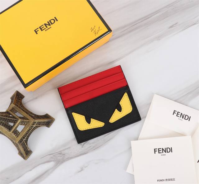 原单芯片版 。品牌: Fendi 芬迪款式: 修面黄卡包货号: 568颜色: 黑色材质: 头层进口纳帕牛皮尺寸: 10.59Fendi短夹卡包 简介:春夏季最新 原单芯片版 。品牌: Fendi 芬迪款式: 修面黄卡包货号: 568颜色: 黑色材质: 头层进口纳帕牛皮尺寸: 10.59Fendi短夹卡包 简介:春夏季最新