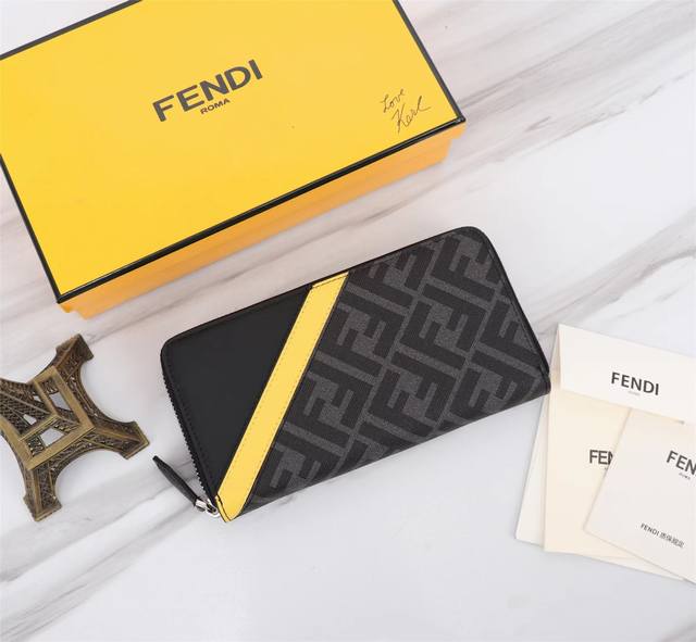 原单芯片版 。品牌: Fendi 芬迪款号: pvc黄单拉货号: 868568颜色: 灰色尺寸: 19.510.53材质: 大面用进口头层纳帕牛皮+双字母pvc 原单芯片版 。品牌: Fendi 芬迪款号: pvc黄单拉货号: 868568颜色: 灰色尺寸: 19.510.53材质: 大面用进口头层纳帕牛皮+双字母pvc