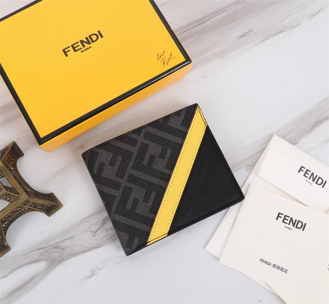 原单芯片版 。品牌: Fendi 芬迪款式: pvc黄短夹货号: 968568颜色: 灰色尺寸: 129.52材质: 大面用的进口头层纳帕牛皮+双字母pvc,内 原单芯片版 。品牌: Fendi 芬迪款式: pvc黄短夹货号: 968568颜色: 灰色尺寸: 129.52材质: 大面用的进口头层纳帕牛皮+双字母pvc,内