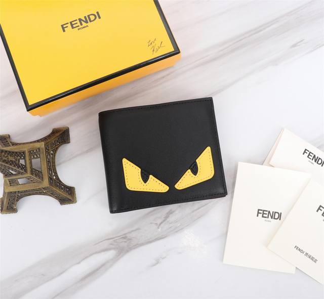 原单芯片版 。品牌: Fendi 芬迪 款式: 修面黄贴短夹货号: 968568 颜色: 黑色+柠檬黄尺寸: 129.52材质: 大面用的进口头层纳帕牛皮,内里 原单芯片版 。品牌: Fendi 芬迪 款式: 修面黄贴短夹货号: 968568 颜色: 黑色+柠檬黄尺寸: 129.52材质: 大面用的进口头层纳帕牛皮,内里