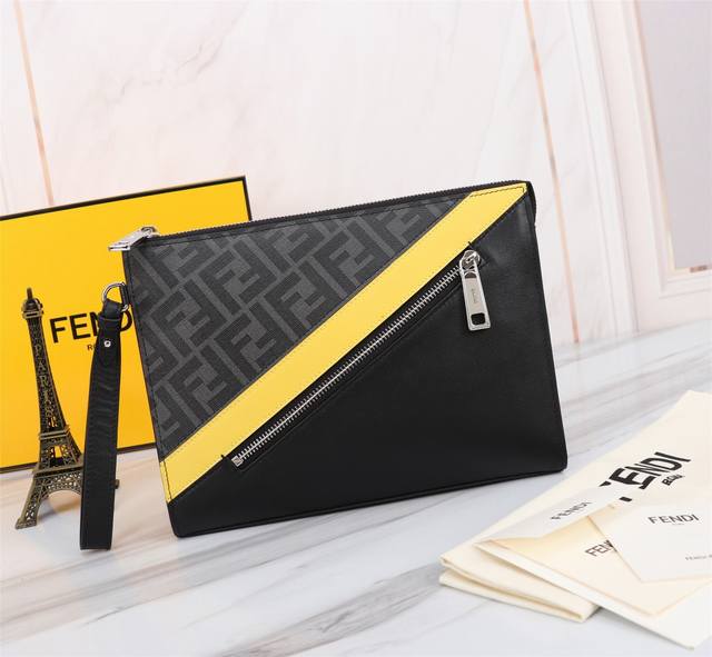 原单芯片版 。品牌: Fendi 芬迪款式: pvc黄男士男包货号: 368568颜色: 黑色材质: 头层进口纳帕牛皮+双字母pvc尺寸: 27205Fendi 原单芯片版 。品牌: Fendi 芬迪款式: pvc黄男士男包货号: 368568颜色: 黑色材质: 头层进口纳帕牛皮+双字母pvc尺寸: 27205Fendi