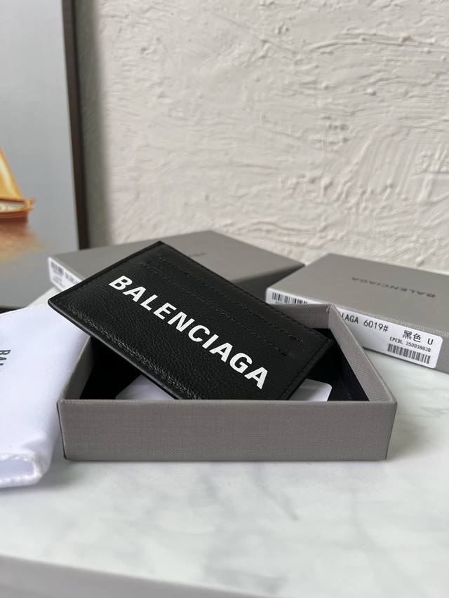 原单跑量 Balenciag*A 巴黎*世家cash卡夹 尺寸：长9.9 X 高7.3 X 宽1厘米 粒面头层牛皮革 卡夹 正面饰以balenciag品牌标识印