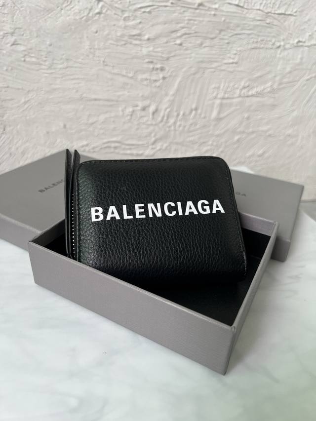 原单跑量 Balenciag*A Cash Envelope零钱包尺寸：长11.5 X 高9X 宽1厘米粒面头层小牛皮零钱包正面饰以balenciag品牌标识印