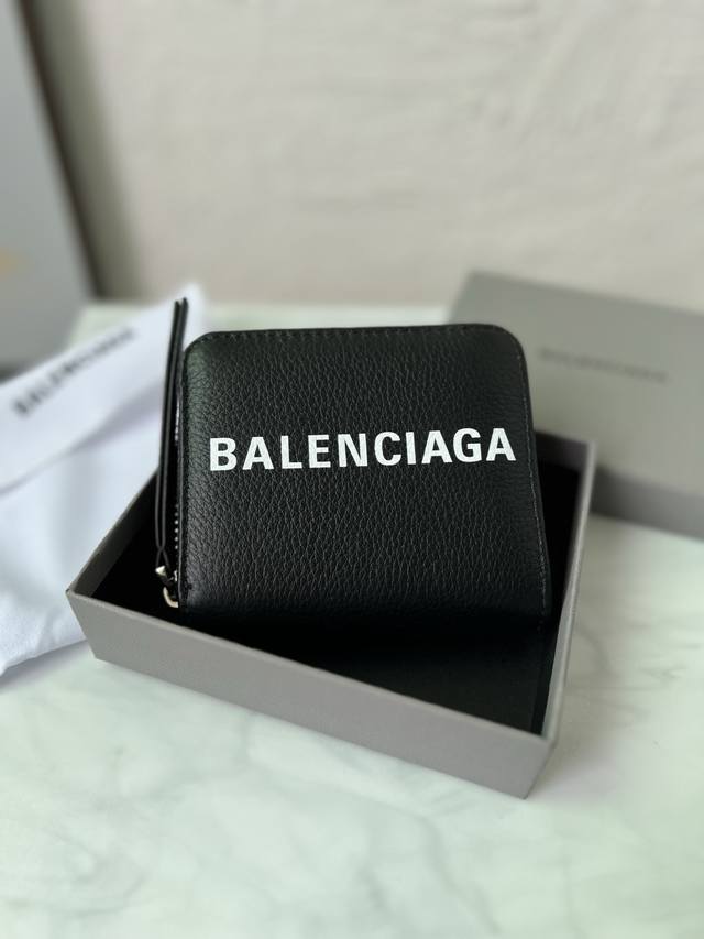 原单跑量 Balenciag*A Cash papier 迷你钱包 尺寸：长11.5 X 高9 X 宽3厘米粒面头层小牛皮迷你钱包正面压印balenciag标志