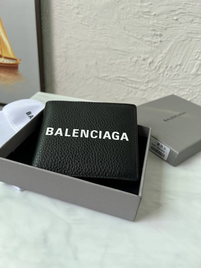 原单跑量 Balenciag*A Cash方形折叠钱包 尺寸：长10.9 X 高9.3 X 宽2.7厘米 粒面头层牛皮革 方形折叠钱包 正面饰以balencia