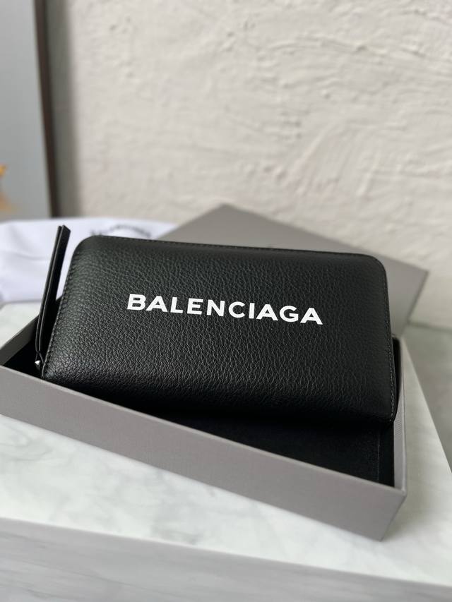 原单跑量 Balenciag*A Cash Continental钱包尺寸：长19 X 高11X 宽2厘米粒面头层小牛皮正面饰以balenciag品牌标识印花拉