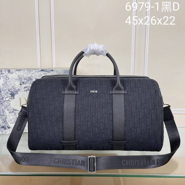 型号：6979-1#黑d，顶级原单货专柜休闲时尚旅行包流行款，高端大气，时尚有品味，原单专用高瑞防水布配头层牛皮，专柜标准布，超级实用，打上专柜logo五金配件