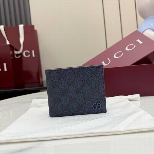 顶配版 这款双折钱包以柔软gg Supreme匠心打造，配以别出心裁的撞色皮革内饰。陶瓷质感gg细节令这件单品更臻完满。深蓝色柔软gg Supreme酒红色皮革