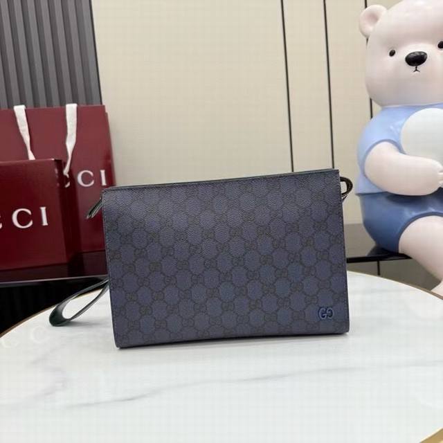 顶配版 这款小号手拿包以柔软gg Supreme匠心打造，配以别出心裁的撞色皮革滚边。陶瓷质感gg细节令这件单品更臻完满。深蓝色柔软gg Supreme绿色皮革