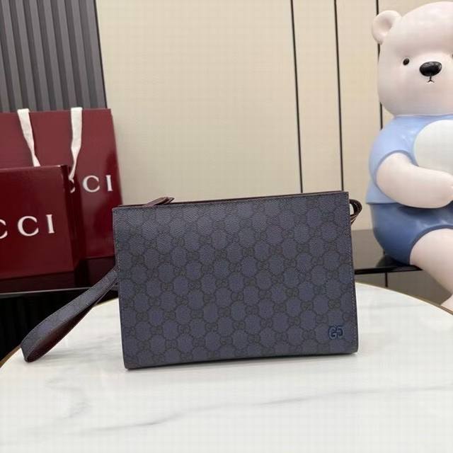 顶配版 这款小号手拿包以柔软gg Supreme匠心打造，配以别出心裁的撞色皮革滚边。陶瓷质感gg细节令这件单品更臻完满。深蓝色柔软gg Supreme酒红色皮