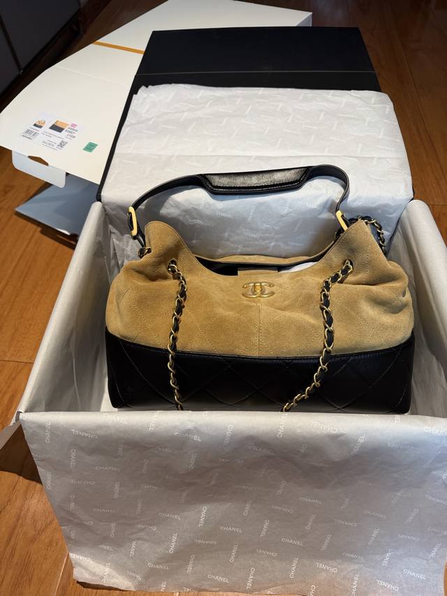 5634杏拼款 真正的原厂货正品级品质，可查码我们确保所有材料，五金，车线，油边都达到正品百分百的原材料渠道可查码麂皮包 灵感来自香奈儿女士的乌木漆面屏风；标志