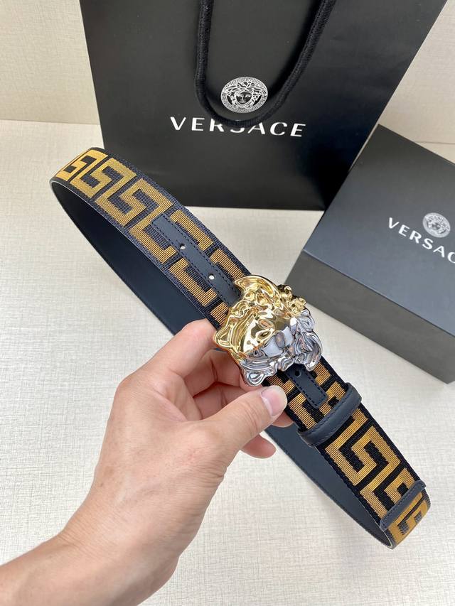 带宽3.8Cm Versace 范思哲 此款缎带腰带风格十分休闲，饰有标志性希腊回纹图案，可搭配休闲单品或高腰正装。闭合式佩戴希腊回纹图案材质：100%聚酯纤维