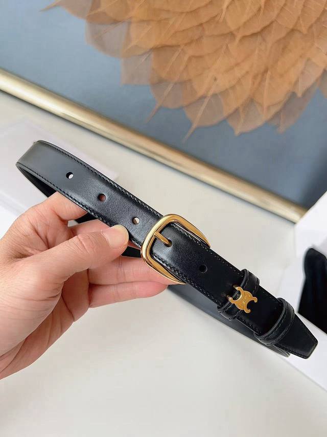 Céline 赛琳vivienne中 Taurillon25毫米皮带 牛皮革 牛皮革衬里 金色饰面 圆形搭扣第一个圆环四周环绕triomphe金属环宽度：1英寸