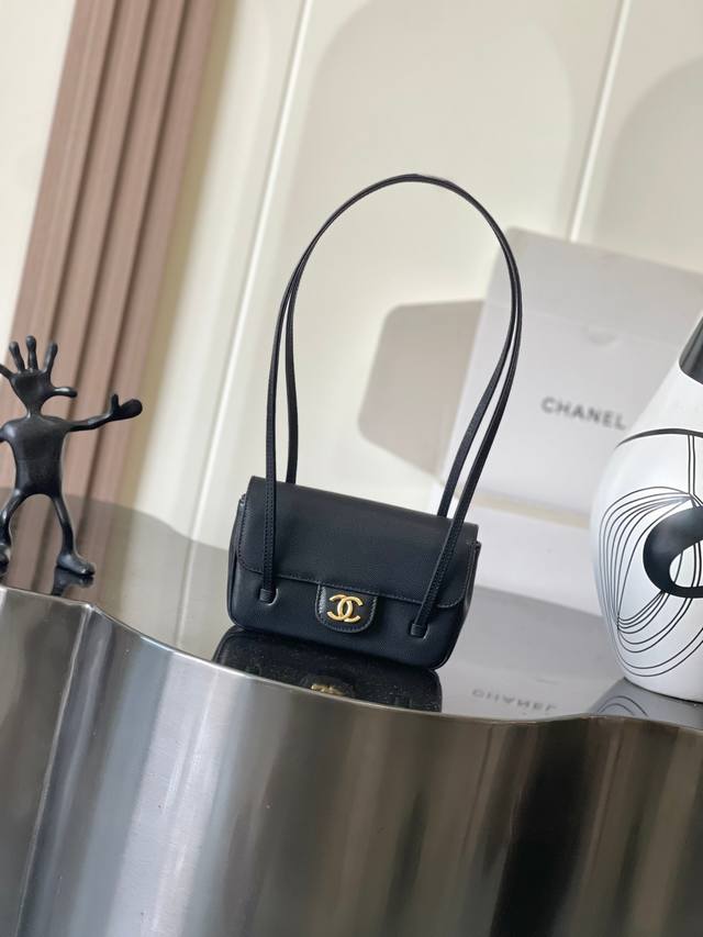 Chanel 26p Jennie's Preppy Coco shoulder bag. Size: 17*12*4cm. Model: 5068 Chanel 26p Jennie's Preppy Coco shoulder bag. Size: 17*12*4cm. Model: 5068