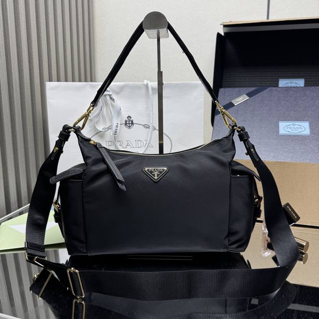顶级原单 新品1Bc264探索包这款探索包采用进口尼龙面料和小牛皮，具有柔软的轮廓和多个口袋。轻质实用的re-Nylon强调了设计的多功能风格，而皮革细节和标志