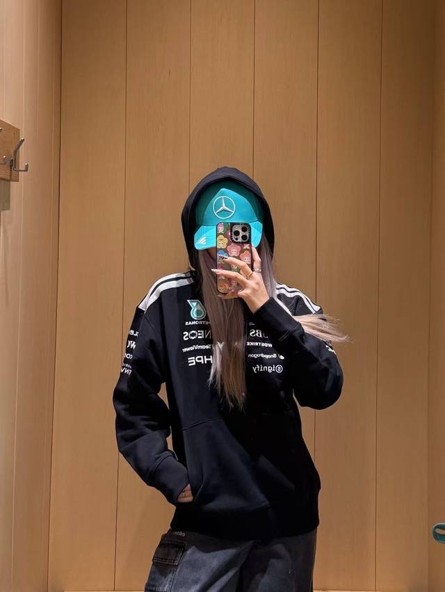 Adidas26Ss春季新款男士连帽长袖卫衣.......通勤百搭款，不仅需要样式版型简洁 更重要是它的面料质感才能征服大众成为炙手可热的热门单品！客供棉质打造