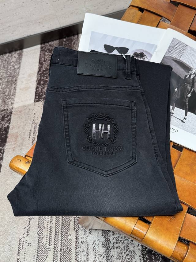 Hh 26S春夏男士直筒牛仔裤 棉质牛仔面料打造 质地柔软又不失筋骨，手感干爽有韧性 经典的标志性浮雕徽标，灵魂般的点缀 各项指标皆为上品，自然带来极佳的上身体