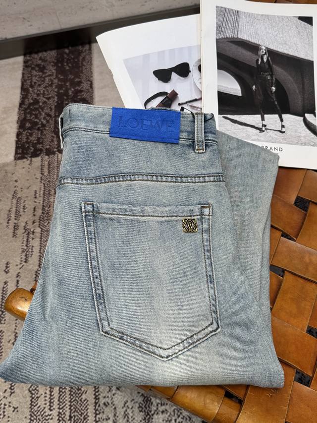 Loe26S春夏男士直筒牛仔裤 棉质牛仔面料打造 质地柔软又不失筋骨，手感干爽有韧性 经典的标志性浮雕徽标，灵魂般的点缀 各项指标皆为上品，自然带来极佳的上身体