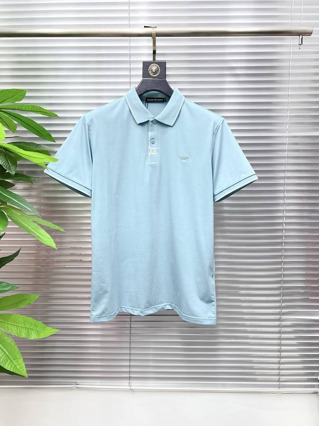 Armani 阿玛尼 2026 夏季新款男士翻领polo衫，解锁意式优雅。领口设计是整件短袖的点睛之笔，简约线条勾勒出利落造型，标志性品牌logo以精致的刺绣工