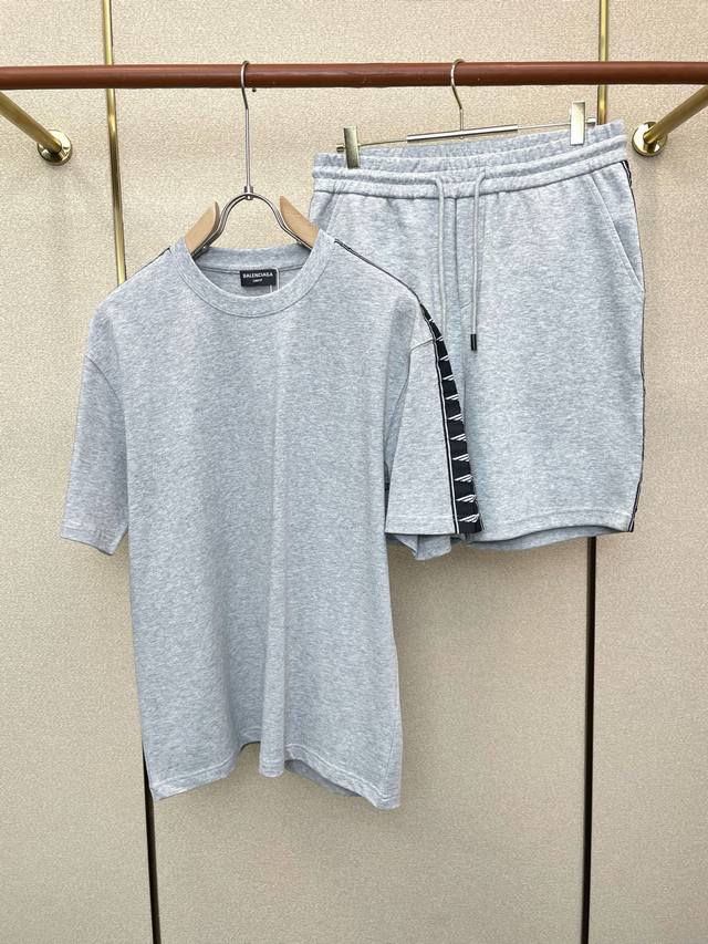 短袖p 、短裤p 。Balenciaga巴黎世家砸锅卖铁都要上的新款新款专柜同款套装，透气舒适休闲！高级感满满！细节精致高档，做工无可挑剔！原版高端面料很显高级