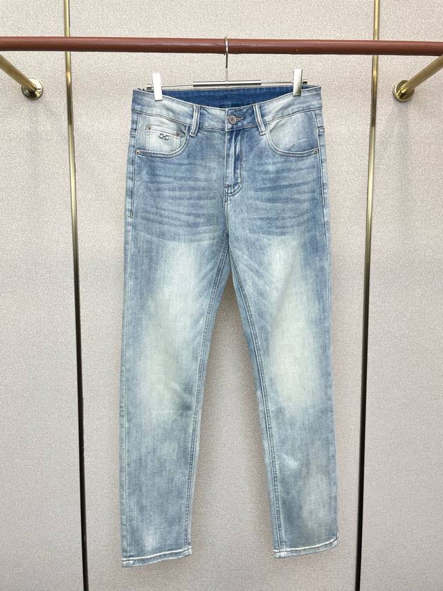Ferragamo菲拉格慕砸锅卖铁都要上的新款新款休闲牛仔裤高端版本 专柜定制面料 透气舒适度高，细节无可挑剔，品牌元素设计理念，体现高品质。手感细腻柔软！呈现