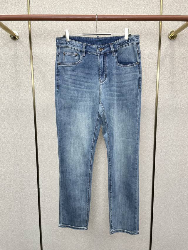 Ferragamo菲拉格慕砸锅卖铁都要上的新款新款牛仔裤 高端版本！专柜定制面料 透气舒适度高，细节无可挑剔，品牌元素设计理念，体现高品质。手感细腻柔软！呈现休