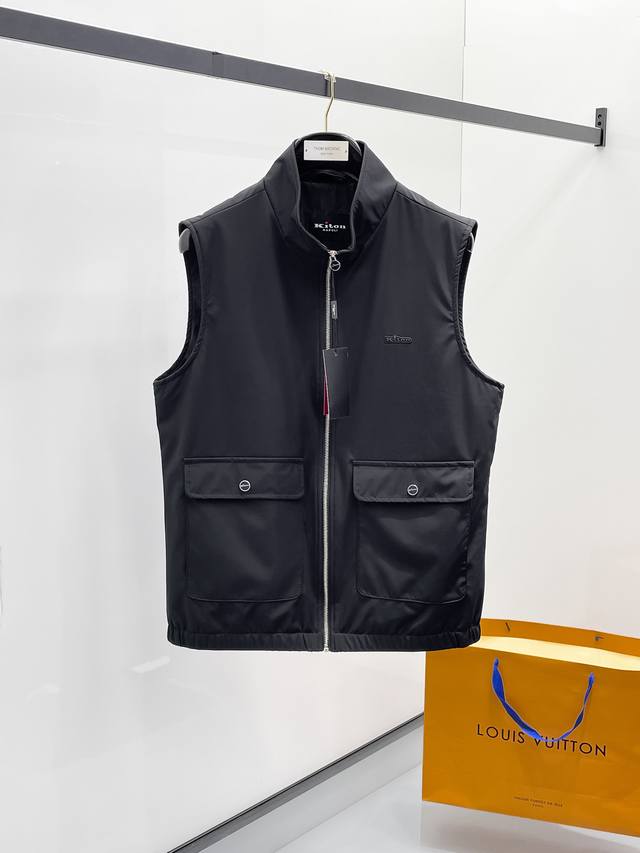 开春新品 Kiton 马甲 外套 2026早秋新款爆款专柜新款休闲时尚夹克 超前卫设计风格 细腻舒适 穿着非常轻便不易起皱。多重重工艺 整体的设计颇具视觉感,上 开春新品 Kiton 马甲 外套 2026早秋新款爆款专柜新款休闲时尚夹克 超前卫设计风格 细腻舒适 穿着非常轻便不易起皱。多重重工艺 整体的设计颇具视觉感,上